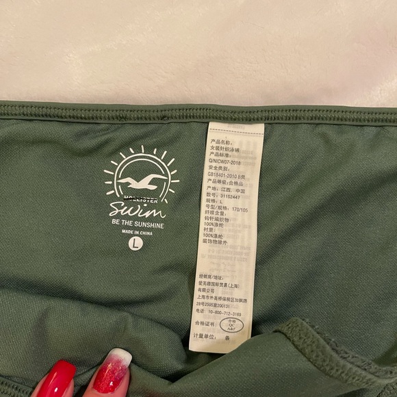 Dark green Hollister bikini bottoms. New… never worn. Size Large - Picture 2 of 4